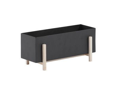 Schwarze Botanic Kräuter-Box von Design House Stockholm mit hellem Holzgestell für den Innenbereich.